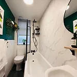 3br House Near Old Trafford With Games Sleeps 8 曼彻斯特