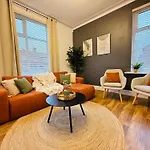 3br House Near Old Trafford With Games Sleeps 8 * Манчестер