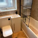 بيت ضيافة Hendham - Near Etihad Stadium, Coop Live Arena, National Cycling Centre & 24 Hour Asda مانشستر