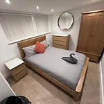 Penzion Hendham - Near Etihad Stadium, Coop Live Arena, National Cycling Centre & 24 Hour Asda