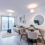 Modern 2br W Secure Parking Salford Manchester