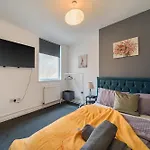 6br Modern In Salford With Hot Tub, Sleeps 13, Uni Nearby