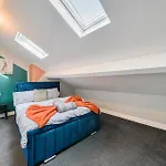 Konukevi 6br Modern In Salford With Hot Tub, Sleeps 13, Uni Nearby 3*