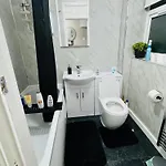 Luxury 2-bed Apartment,office With Built-in Tv King Bed, Private Entrance And Free Parking Apartmán Manchester