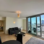 Spacious 2-bed In Centre Apartmán