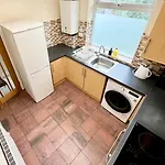 Spacious 2-bed Near Centre Appartamento