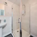 Six Bedroom Group Near Mediacityuk With Garden And Lockbox Check In