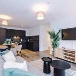 Modern 2br W Secure Parking Salford *