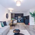Modern 2br W Secure Parking Salford Lägenhet
