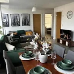 Apartmán The Haven - 2 Bed Cozy - Sleeps 6 - Private Parking