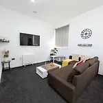 Spacious And Modern 2br - Free Parking