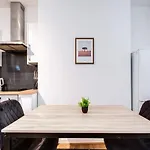 Apartment Spacious 4 Bedroom House With Pacman,darts, Netflix By Vista Short Lets