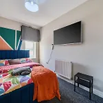 6br Modern In Salford With Hot Tub, Sleeps 13, Uni Nearby Manchester