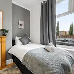 Comfortable 4 Bed - Free Parking & Fast Wifi Appartement *