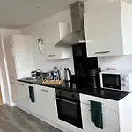 The Haven - 2 Bed Cozy - Sleeps 6 - Private Parking *