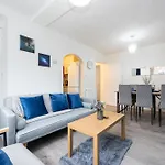- Stylish Apartment, Old Trafford, Centre, Etihad, Prime Location, Mediacity, Coop Live, Ao Arena, Salford Quays, Sleeps 8, Free Parking Manchester