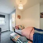 6br Modern In Salford With Hot Tub, Sleeps 13, Uni Nearby