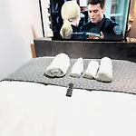 Luxury 2-bed Apartment,office With Built-in Tv King Bed, Private Entrance And Free Parking Apartmán