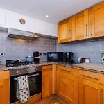 Modern 2br Flat For 4 Full Kitchen