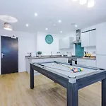 Centre, Central, Pool Table *