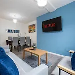 2 Bed Flat Centre - Sleeps 8 - Free Parking - Contractors & Long Offer - Wi-fi & Netflix - Workspace & Coffee Manchester