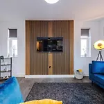 Luxury 2 Bed Close To Coop Etihad And Centre *