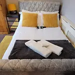 2-bed Sleeps 4 On-site Parking * Manchester