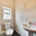 Six Bedroom Group Near Mediacityuk With Garden And Lockbox Check In 3* Manchester