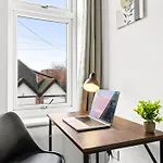 Comfortable 4 Bed - Free Parking & Fast Wifi Apartmán