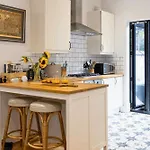 1bdr Didsbury Loft With Parking And Outdoor Space Apartmán