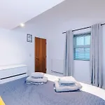 شقة Modern 2br Flat For 4 Full Kitchen *