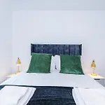 Modern 2br In With Parking Διαμέρισμα