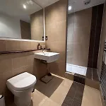 Cosy 2-bed Modern With Balcony Lägenhet