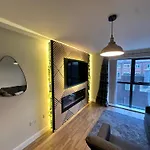 Modern Centre 1-bed Quiet & Comfortable Apartmán