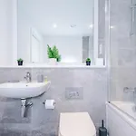 Centre, Comfy 1 Bedroom *