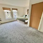 Modern 2-bed For Work