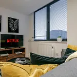 Modern 2-bed, 2-bath Near Old Trafford, Free Parking, Ideal For Contractors And Long Lejlighed