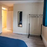 Stylish In Salford With Free Parking Апартаменты Манчестер