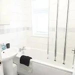 Renovated 3 Bed Near Airport And City, Free Parking *