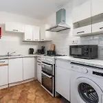 아파트 4 Mins From Stadium - Sleeps 7 - Near - Driveway Parking 맨체스터