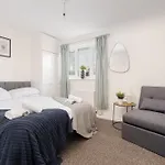 4 Mins From Stadium - Sleeps 7 - Near - Driveway Parking 맨체스터