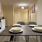 Daire Modern 2 Bed Flat Near Deansgate & Universities - Pass The Keys Manchester