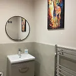 Stylish Flat With 2 Double Beds - Pass The Keys *