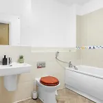 Center Base Spacious With Secure Parking * Manchester