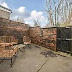 Konukevi 6br Modern In Salford With Hot Tub, Sleeps 13, Uni Nearby 3*