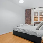 King Bed Flat In The Heart Of The - Pass The Keys Apartmán