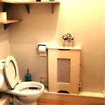 2-bed Sleeps 4 On-site Parking Апартаменты