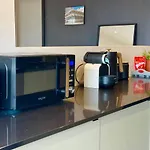 Boutique Centre Apartment, Balcony, Parking 公寓 *