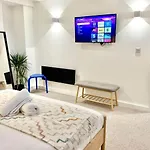 3 Bedroom Penthouse Roof Garden Parking Canal