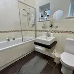 Modern 2-bed For Work